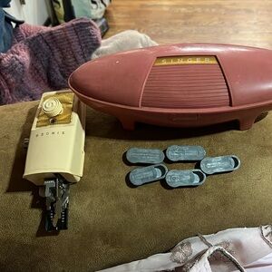 Singer Buttonholer Pink Vintage Oval clamshell case